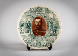 картинка Антикварная памятная тарелка в честь визита императора Николая II и императрицы Александры Федоровны в Париж в октябре 1896 года салоне старинных вещей "Шебби" являющийся официальным дистрибьютором в России и Беларуси