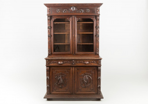 картинка Антикварный посудный шкаф салоне старинных вещей "Шебби" являющийся официальным дистрибьютором в России и Беларуси