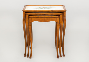 картинка Старинный набор столиков салоне старинных вещей "Шебби" являющийся официальным дистрибьютором в России и Беларуси