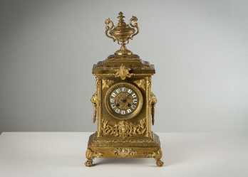 Антикварные каминные часы в золоченом корпусе, украшенном резными деталями код. RM4158788