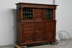 картинка Антикварный шкаф из дуба с витражами и витыми колоннами салоне старинных вещей "Шебби" являющийся официальным дистрибьютором в России и Беларуси