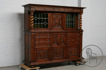 Антикварный шкаф из дуба с витражами и витыми колоннами код. BE5925