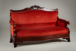 картинка Антикварная скамья с резной короной салоне старинных вещей "Шебби" являющийся официальным дистрибьютором в России и Беларуси