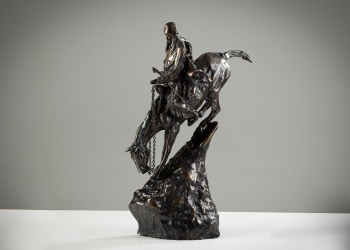 Старинная бронзовая скульптура, изображающая всадника на коне код.&nbsp;RM4119905