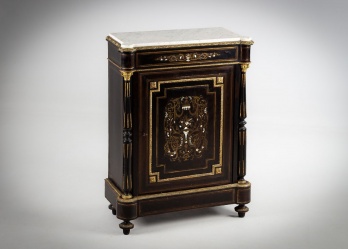 Антикварный комод с мраморной столешницей, декорированный узорами и накладками из латуни код. RM4144473