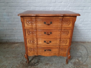 картинка Антикварный дубовый комод в стиле Людовика XV с лаконичной резьбой и латунными ручками в виде цветов салоне старинных вещей "Шебби" являющийся официальным дистрибьютором в России и Беларуси