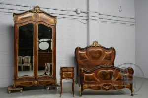 картинка Антикварный спальный гарнитур с живописными вставками салоне старинных вещей "Шебби" являющийся официальным дистрибьютором в России и Беларуси