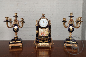 картинка Старинные каминные часы с канделябрами (2 шт.) салоне старинных вещей "Шебби" являющийся официальным дистрибьютором в России и Беларуси
