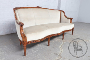 картинка Антикварное канапе салоне старинных вещей "Шебби" являющийся официальным дистрибьютором в России и Беларуси