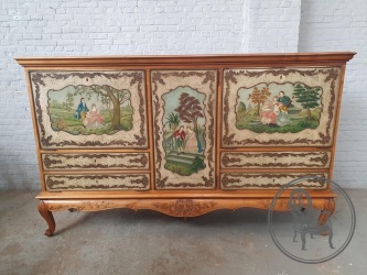 Старинный комод с фасадами из тисненой кожи с пасторальными сюжетами код. BE4165573
