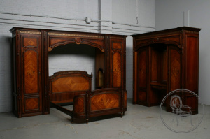 картинка Старинный спальный гарнитур из красного дерева с инкрустацией салоне старинных вещей "Шебби" являющийся официальным дистрибьютором в России и Беларуси