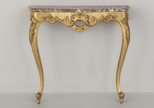 картинка Старинный консольный столик салоне старинных вещей "Шебби" являющийся официальным дистрибьютором в России и Беларуси