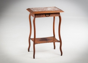 картинка Антикварный ореховый консольный столик салоне старинных вещей "Шебби" являющийся официальным дистрибьютором в России и Беларуси