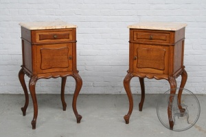 картинка Пара антикварных тумбочек на фигурных ножках с мраморной столешницей салоне старинных вещей "Шебби" являющийся официальным дистрибьютором в России и Беларуси