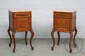 Пара антикварных тумбочек на фигурных ножках с мраморной столешницей код. BE4097753