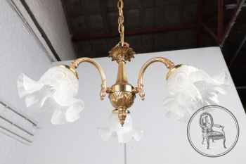 Старинная люстра на три рожка из бронзы с плафонами в виде цветков код. BE107321