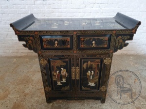 картинка Старинный комод в восточном стиле с росписью и латунными накладками салоне старинных вещей "Шебби" являющийся официальным дистрибьютором в России и Беларуси