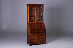 картинка Антикварный секретер с витражными стеклами салоне старинных вещей "Шебби" являющийся официальным дистрибьютором в России и Беларуси