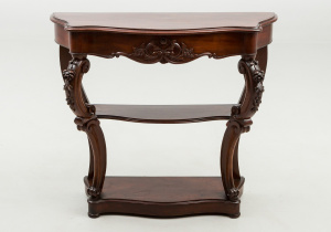 картинка Антикварный консольный столик салоне старинных вещей "Шебби" являющийся официальным дистрибьютором в России и Беларуси