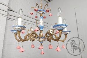 картинка Старинная люстра из цветного фарфора салоне старинных вещей "Шебби" являющийся официальным дистрибьютором в России и Беларуси