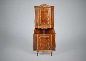 Старинный угловой буфет с изогнутыми боками код.&nbsp;RM4166364
