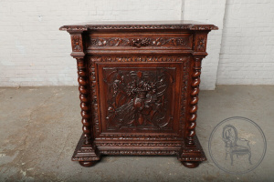 картинка Антикварный комод из дуба в охотничьем стиле салоне старинных вещей "Шебби" являющийся официальным дистрибьютором в России и Беларуси