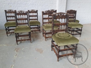 картинка Антикварные ореховые стулья (8 шт.) в стиле Ренессанс салоне старинных вещей "Шебби" являющийся официальным дистрибьютором в России и Беларуси