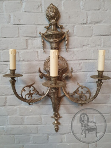 картинка Старинное бронзовое бра большого размера в стиле ампир салоне старинных вещей "Шебби" являющийся официальным дистрибьютором в России и Беларуси