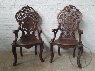 Пара антикварных кресел с ажурной сквозной резьбой код. BE4097754
