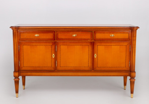 картинка Старинный комод салоне старинных вещей "Шебби" являющийся официальным дистрибьютором в России и Беларуси