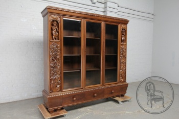 Старинный книжный шкаф из дуба и ореха, декорированный резными амурами и цветами код. BE4096711