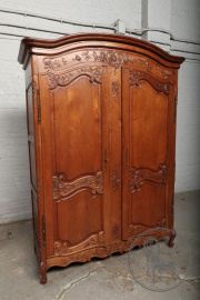 Антикварный платяной шкаф из дуба с резным цветочным орнаментом код. BE73223