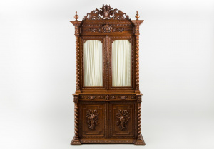 картинка Антикварный посудный шкаф салоне старинных вещей "Шебби" являющийся официальным дистрибьютором в России и Беларуси