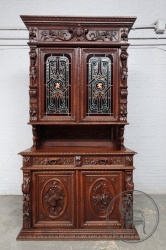 Антикварный буфет с витражами с резьбой в охотничьем стиле код. BE4109119