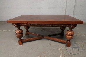 картинка Антикварный стол из дуба с наборной столешницей салоне старинных вещей "Шебби" являющийся официальным дистрибьютором в России и Беларуси