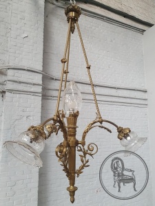 картинка Старинная люстра с плафонами в виде тюльпанов, декорированная листьями аканта, виноградными лозами и лавровыми лист салоне старинных вещей "Шебби" являющийся официальным дистрибьютором в России и Беларуси