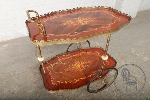 картинка Старинный сервировочный столик с интарсиями салоне старинных вещей "Шебби" являющийся официальным дистрибьютором в России и Беларуси