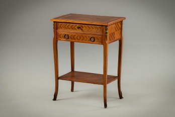 Антикварный резной комод на изящных изогнутых ножках код. RM4130226