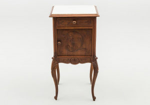 картинка Антикварный комод салоне старинных вещей "Шебби" являющийся официальным дистрибьютором в России и Беларуси