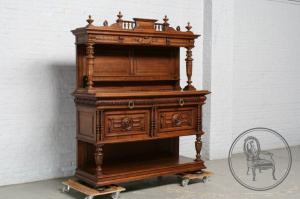 картинка Антикварный посудный шкаф из ореха в стиле ренессанс салоне старинных вещей "Шебби" являющийся официальным дистрибьютором в России и Беларуси