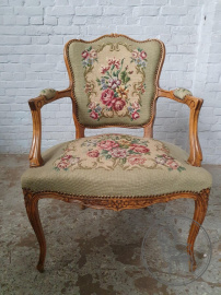 Антикварное кресло из ореха с цветочным гобеленом код. BE107498