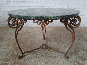 картинка Старинный столик в стиле арт-деко с мраморной столешницей салоне старинных вещей "Шебби" являющийся официальным дистрибьютором в России и Беларуси