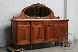 картинка Антикварный комод из ореха в стиле Людовика XVI с мраморной поверхностью и зеркалом салоне старинных вещей "Шебби" являющийся официальным дистрибьютором в России и Беларуси