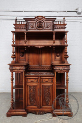 Антикварный ореховый буфет с резьбой код. BE4096781