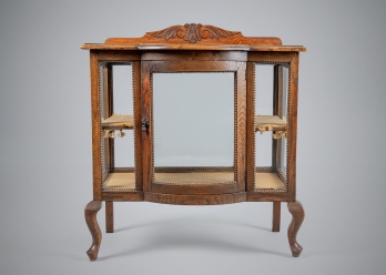 Антикварная витрина на изогнутых ножках код. RM4167024