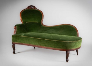 картинка Антикварная кушетка в Викторианском стиле с резной высокой спинкой и в обивке из зеленого бархата салоне старинных вещей "Шебби" являющийся официальным дистрибьютором в России и Беларуси