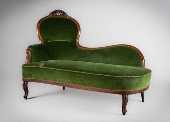 Антикварная кушетка в Викторианском стиле с резной высокой спинкой и в обивке из зеленого бархата код.&nbsp;RM4165490