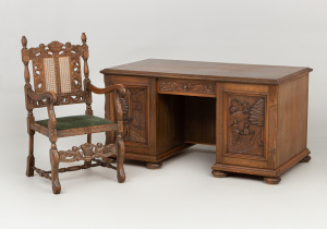 картинка Старинный письменный стол и кресло салоне старинных вещей "Шебби" являющийся официальным дистрибьютором в России и Беларуси