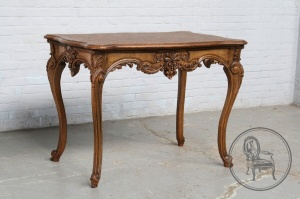 картинка Антикварный резной приставной столик салоне старинных вещей "Шебби" являющийся официальным дистрибьютором в России и Беларуси