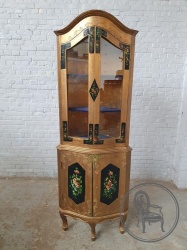 Старинный угловой шкаф во флорентийском стиле с золочением и ручной цветочной росписью код. BE4165681